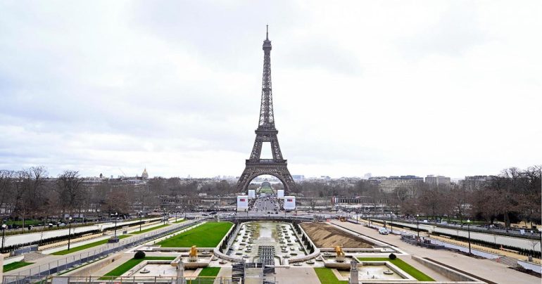 Parigi, evacuazione della Torre Eiffel per un cortocircuito a un ascensore