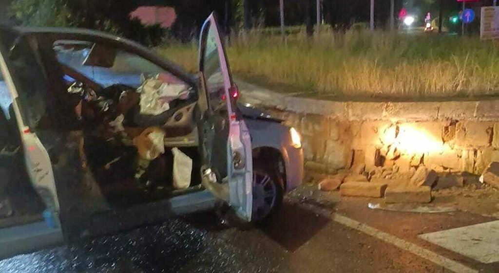Pozzuoli auto si schianta contro la rotonda: vittima identificata in Daniele Ciro