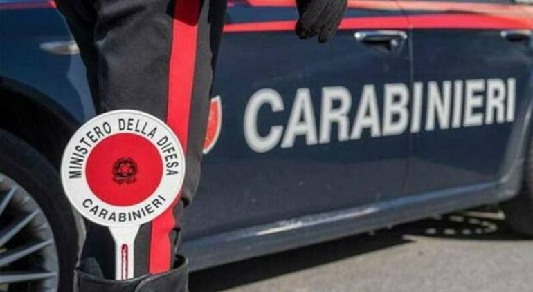  Nocera Inferiore, 9 colpi contro l'auto