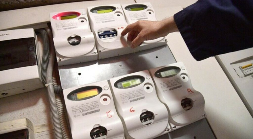 Bollette luce: aumenti del 18% per gli utenti più fragili, confronto con i prezzi del 2023