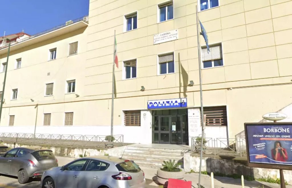 Napoli, pregiudicato aggredisce gli agenti in strada a Fuorigrotta: arrestato