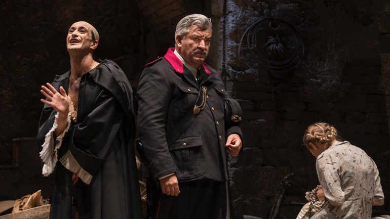 Al teatro Sannazaro in scena Mettici la mano di Maurizio De Giovanni
