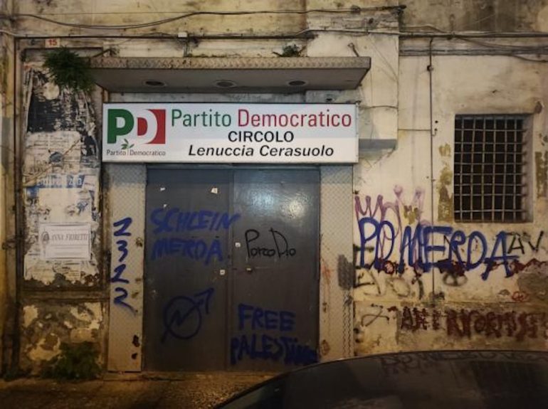 Napoli, vandalizzato circolo PD: “Scritte vergognose”
