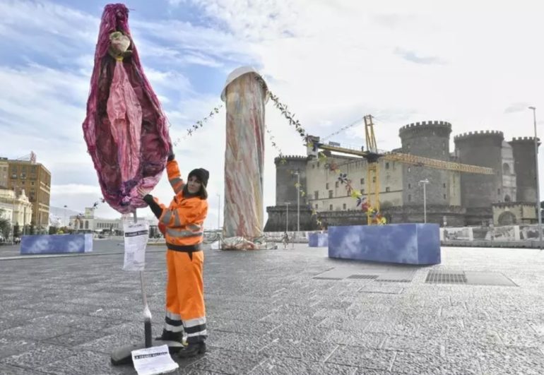 Napoli, rimossa la ‘vagina’ di piazza Municipio in risposta a opera Pesce