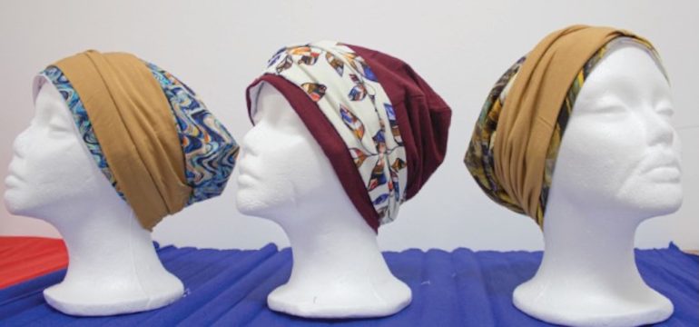 Napoli: donne migranti creano copricapi per pazienti oncologiche