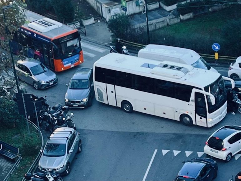 Napoli, piazza Medaglie d’Oro assediata dai pullman turistici: traffico in tilt e proteste