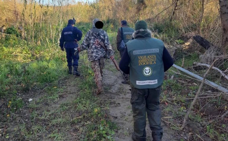 Salerno, donna cade da un muretto