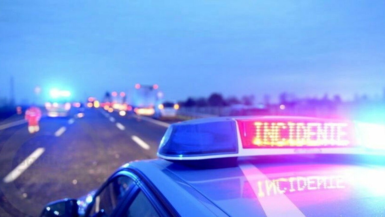 Acerra, Tir prende fuoco sulla Statale 7 Bis: traffico bloccato verso Avellino