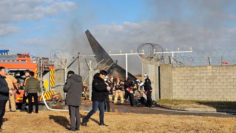 Corea del Sud, aereo si schianta in atterraggio: 181 morti
