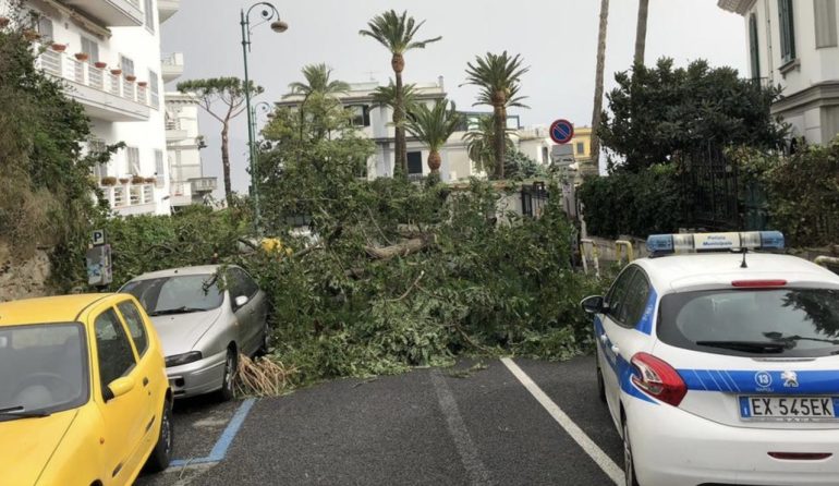 Continua l'allerta meteo in Campania: disagi e crolli nel Cilento. Traghetti fermi nel Golfo