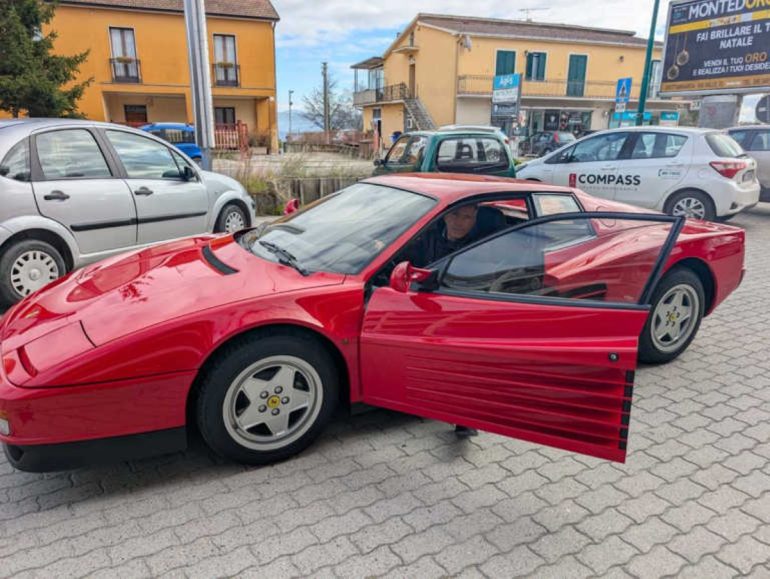 Ariano Irpino, Dopo 32 anni ‘Babbo Natale’ gli restituisce Ferrari Testarossa