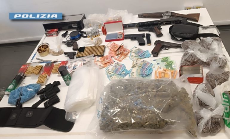Napoli, sequestrato l’arsenale del clan del Mercato: arrestati due fratelli