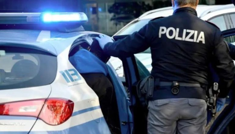 Napoli, prima evade e poi aggredisce gli agenti: arrestato