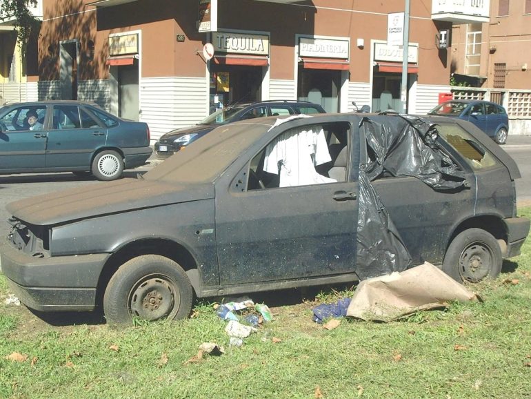 Veicoli abbandonati a Napoli, in dieci mesi rimosse oltre 2.400 auto