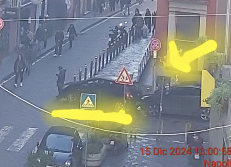 Napoli, auto parcheggiata davanti al passaggio pedonale dei disabili