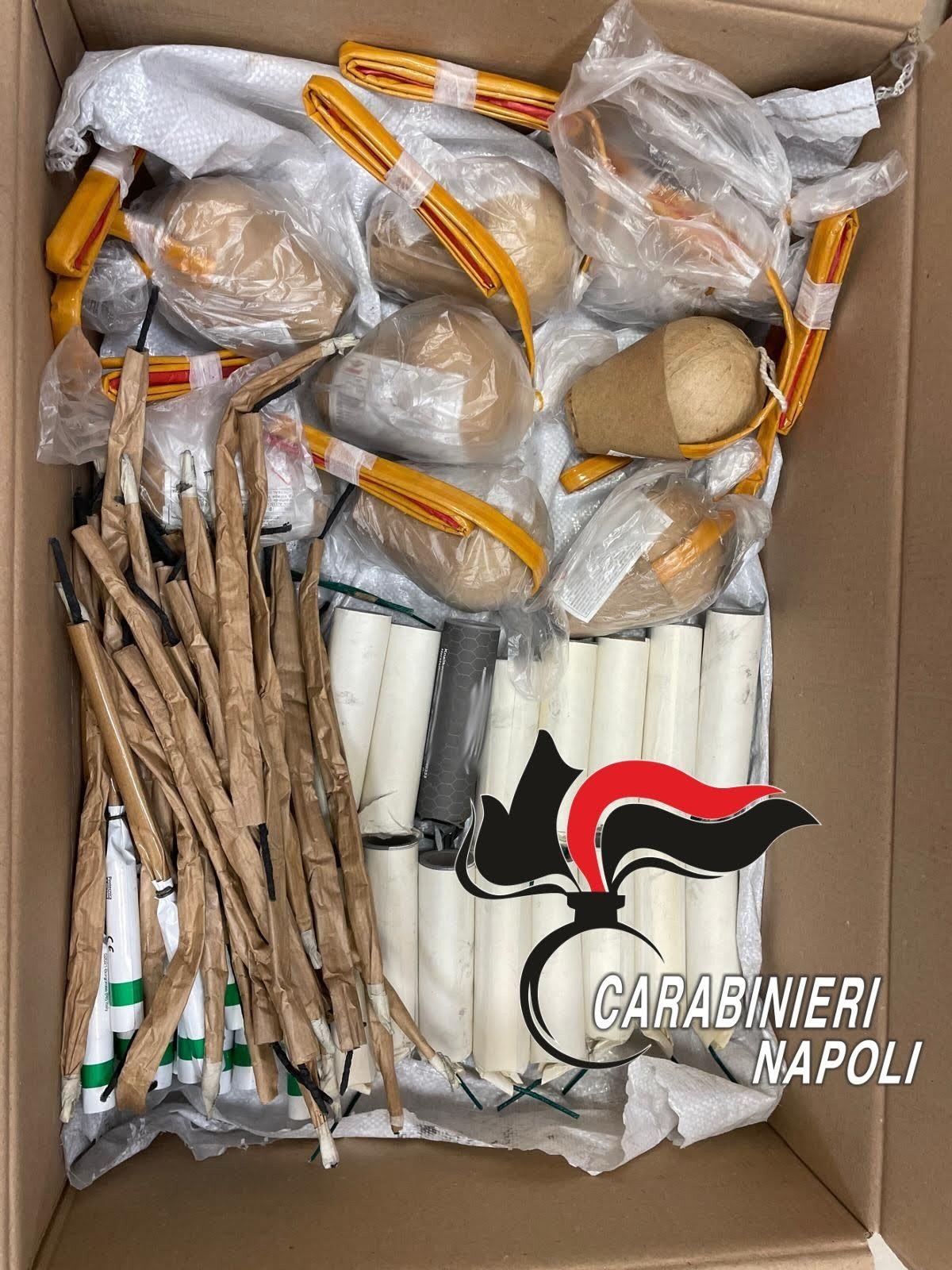 Napoli, stretta sui botti illegali: arrestato 24enne e denunciata la madre