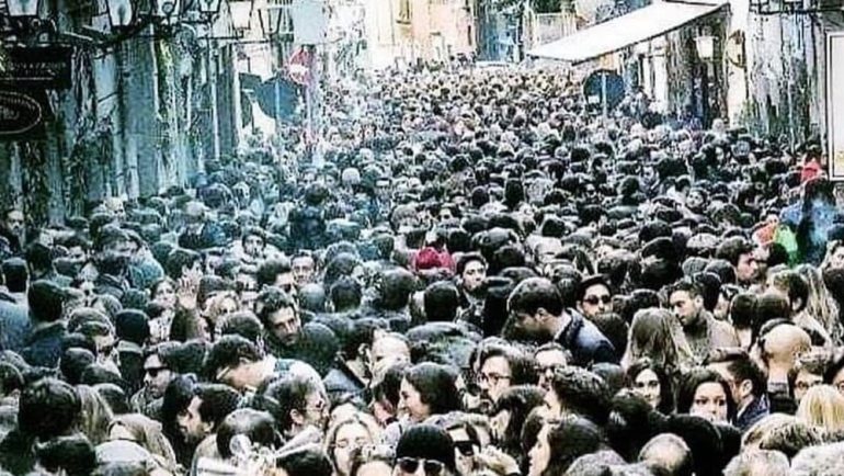 Natale a Napoli , la tradizione del Brunch della Vigilia :  centro storico e Chiaia con molta affluenza