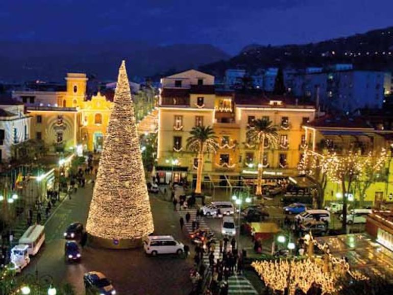 Sorrento e Positano sold out per Capodanno, festeggiamenti con fuochi d’artificio e musica in spiaggia