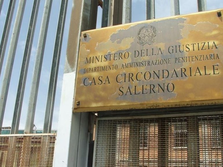 Salerno, droga nelle parti intime per il figlio detenuto: bloccato dalla polizia penitenziaria