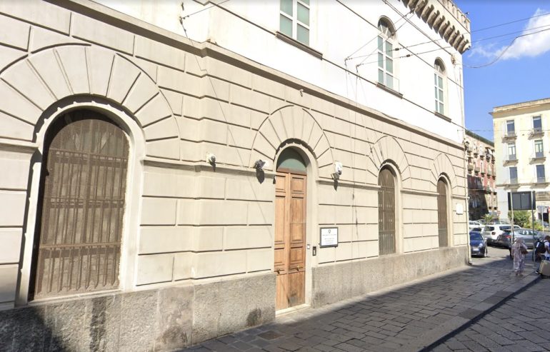 Napoli, agguato fallito tra il 24 e il 25: proiettile colpisce il portone della Caserma Borgoloreto