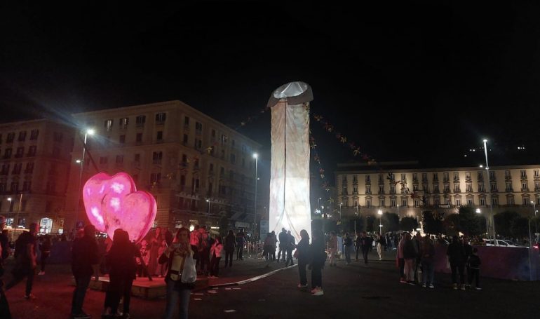 Napoli, si spostano i cuori dell’opera di Gaetano Pesce da piazza Municipio
