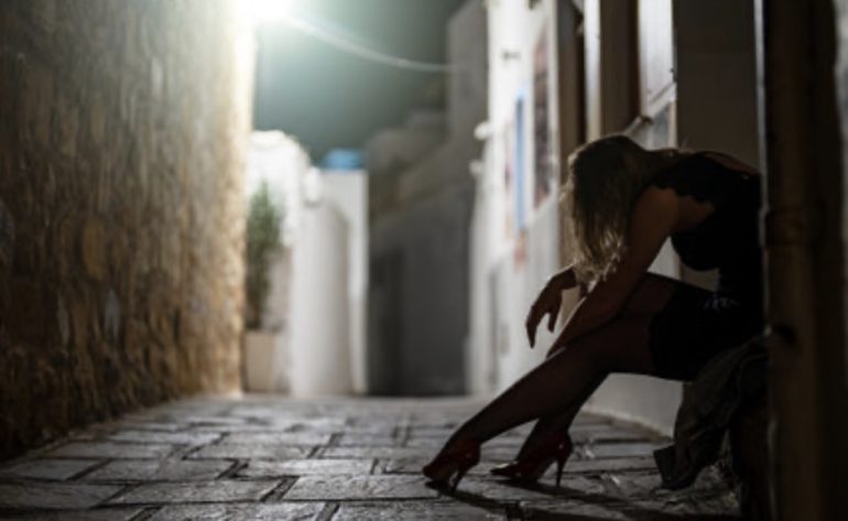 Picchia la compagna e poi la lascia in strada: arrestato