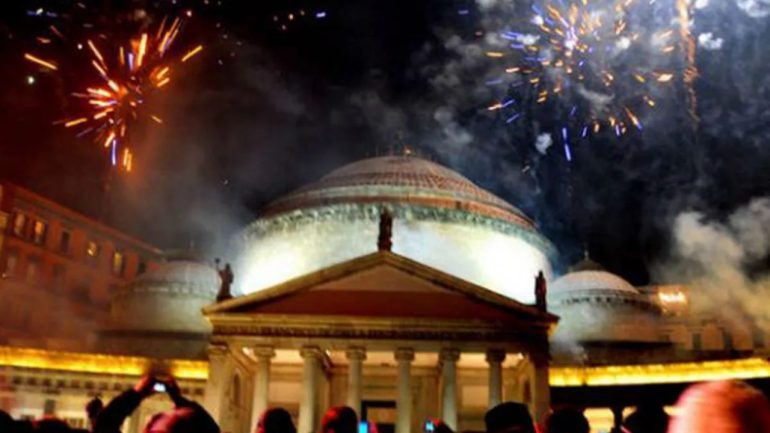 Capodanno, emessa ordinanza: divieto di bevande in vetro e fuochi in piazza del Plebiscito e sul lungomare