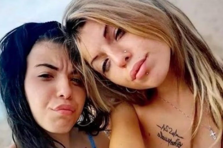 Rabbia e dolore a Mariagliano al funerale delle gemelle morte nello scoppio di Ercolano
