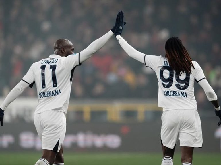Il Napoli soffre ma batte il Genoa e torna in vetta (in attesa dell’Atalanta)
