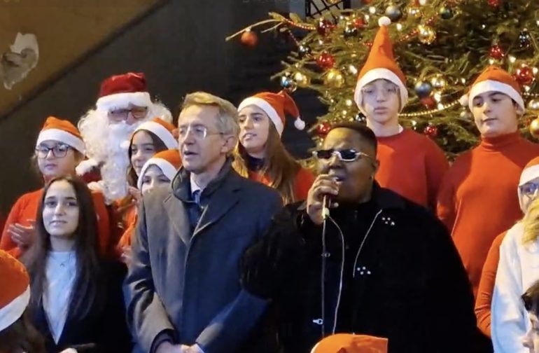Napoli unisce la città con il “Giocattolo Sospeso,” portando la magia del Natale nei quartieri più bisognosi