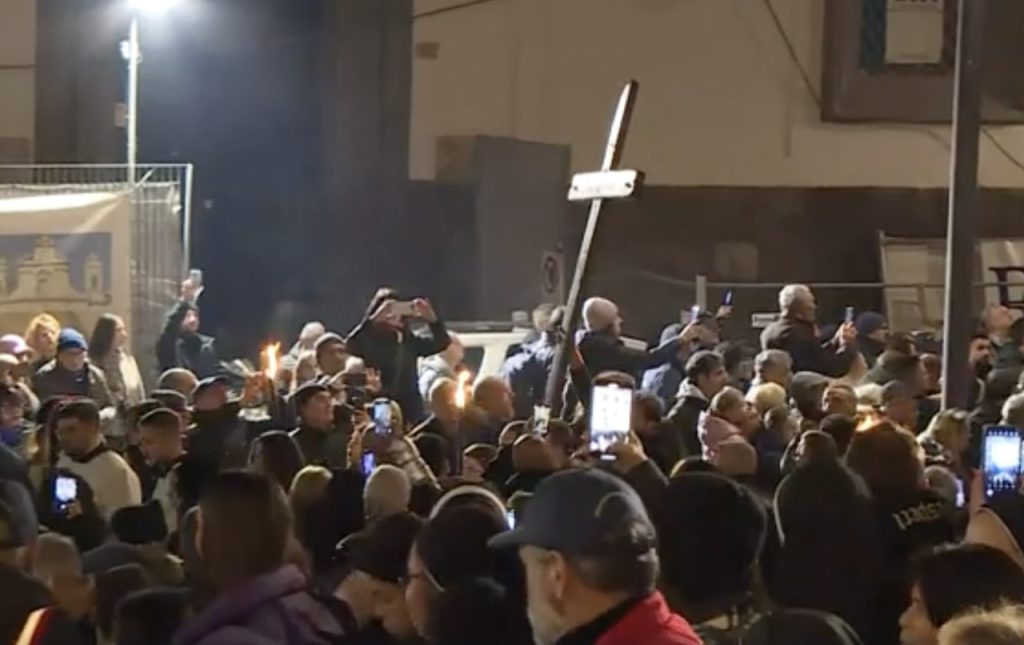 Il cardinale Battaglia apre a Napoli il Giubileo con la croce dei migranti