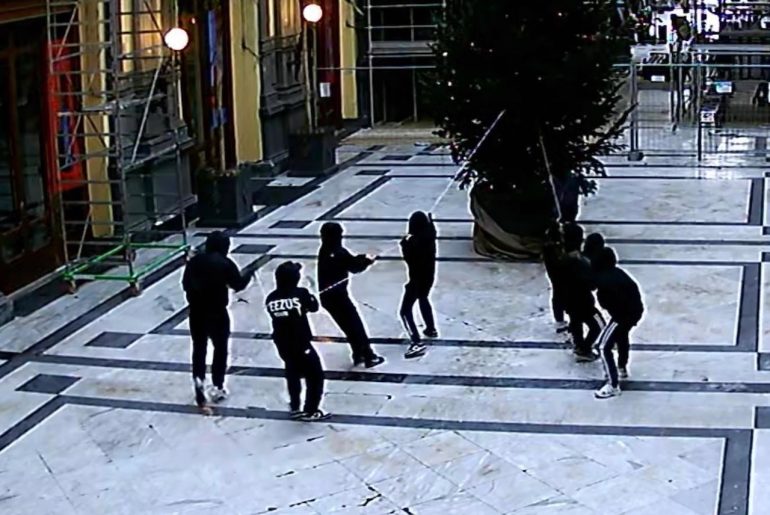 Napoli, baby gang alla Galleria Principe: tenta di abbattere l’albero di Natale