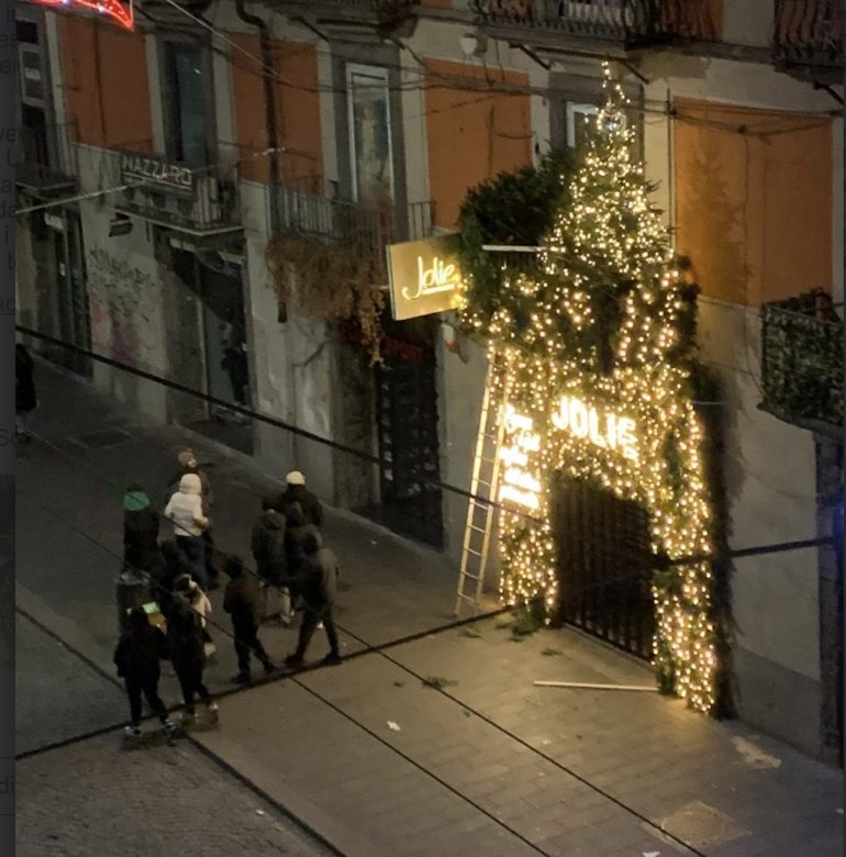 Napoli, baby gang ruba addobbi natalizi in via Toledo