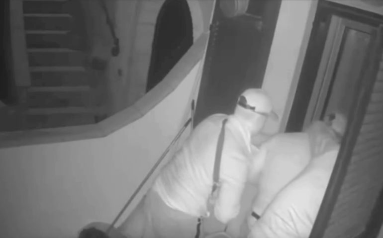 Allarme furti a Napoli: riunione in Prefettura e oggi fiaccolata ai Camaldoli