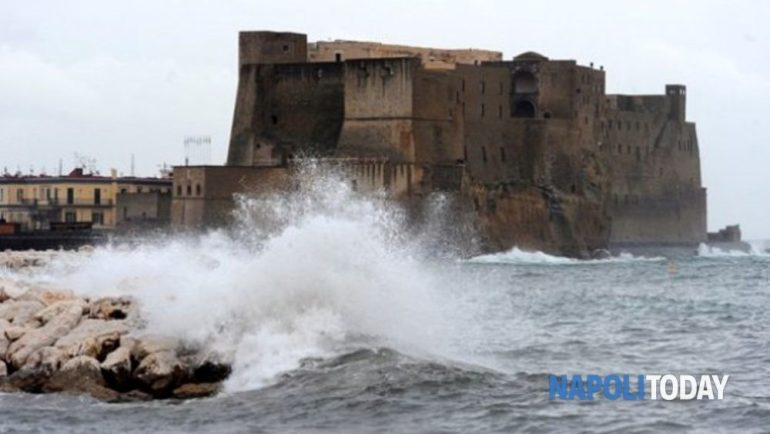 Maltempo nel Golfo di Napoli, cancellati i collegamenti veloci per Ischia e Procida