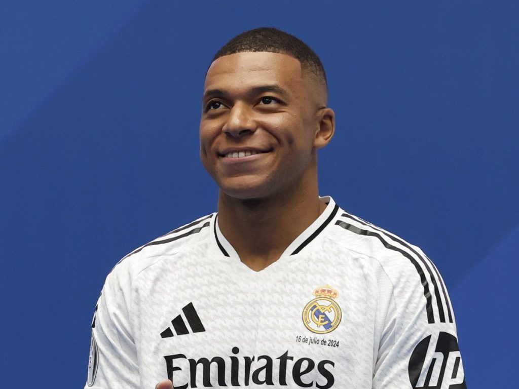 Real Madrid, si ferma Mbappe: lesione alla coscia della gamba sinistra