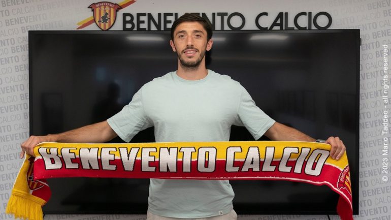 Daspo a Meccariello, calciatore del Benevento: lanciò bottiglietta verso Curva Sud del Crotone