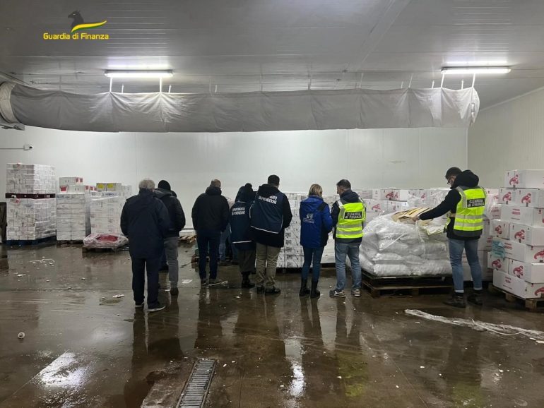 Blitz al mercato ittico di Volla: sequestrate 10 tonnellate di pesce senza tracciabilità