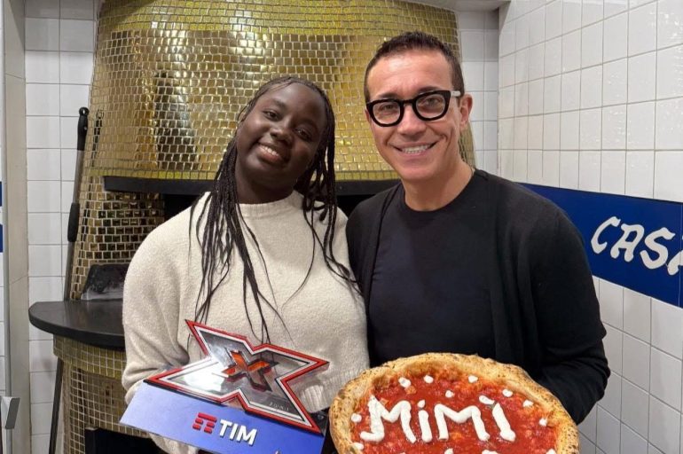 Mimì, festeggia la vittoria X Factor con una pizza margherita da Sorbillo