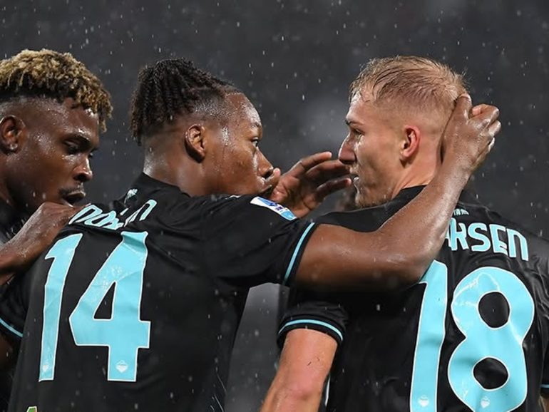 La Lazio sbanca il Maradona, Napoli beffato nel finale da Isaksen. Atalanta in vetta solitaria