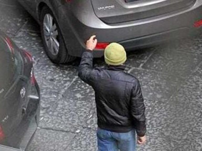 Parcheggiatori abusivi, la Cassazione conferma: chi viola il Daspo rischia il carcere