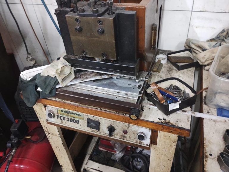 Arzano, sequestrato cinturificio fantasma, abbandonavano pellami in strada.