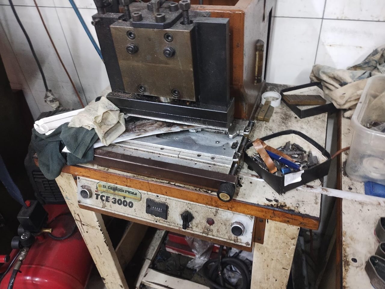 Arzano, sequestrato cinturificio fantasma, abbandonavano pellami in strada.