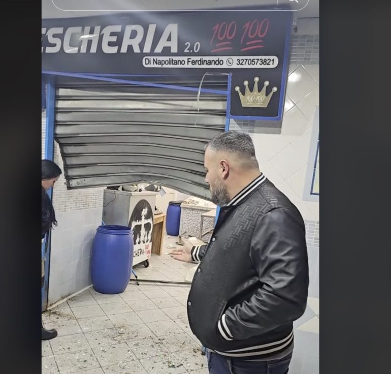 Pollena Trocchia, bomba dei signori del racket alla pescheria “100 100”