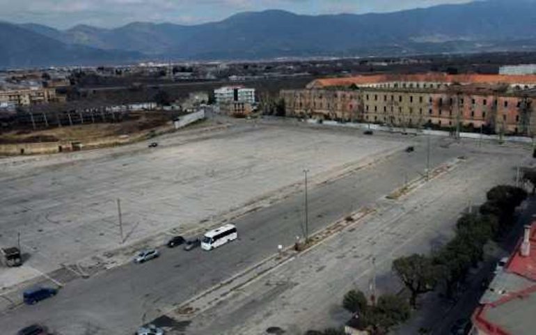 Nola, lavori in piazza d’Armi: incendiato escavatore della ditta