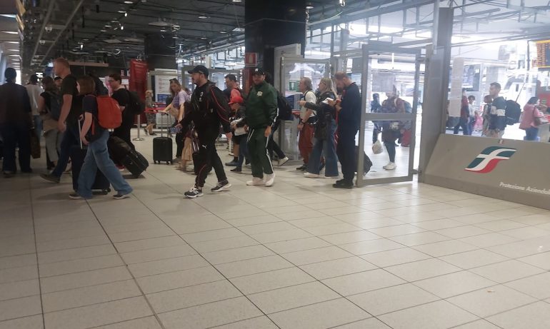 Napoli, guasto sulla linea AV: utenti fatti scendere dai treni e scatta la protesta