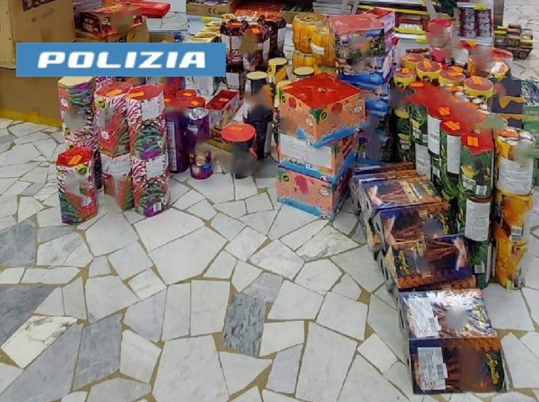 Portici, la polizia sequestra oltre 50 chili di fuochi pirotecnici