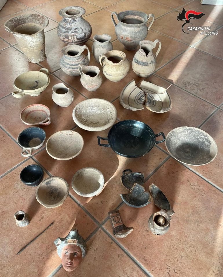 Avellino, 26 reperti archeologici del VI-III secolo a.C.  recuperati in una casa disabitata