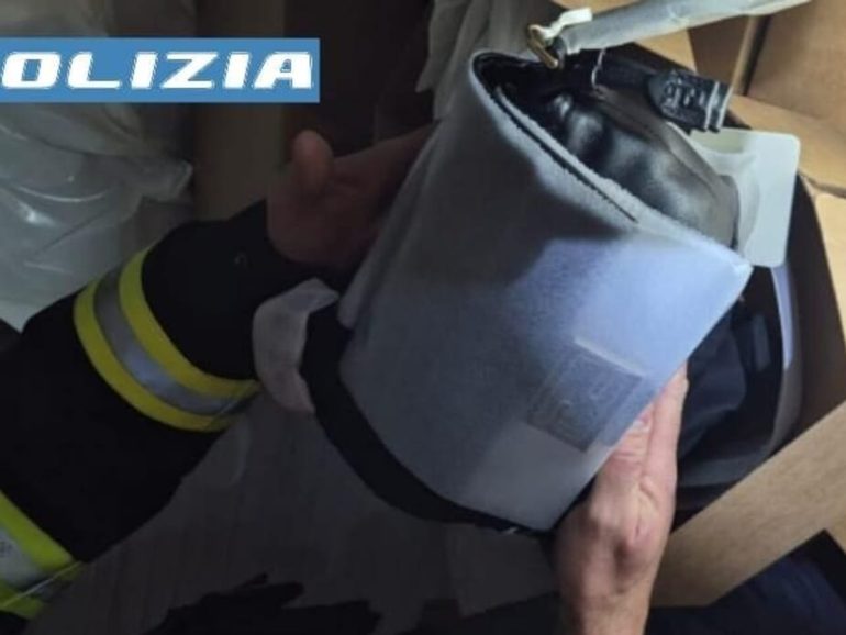 Ruba furgone con 300 borse di lusso dal valore complessivo di 1 milione di euro: arrestato nel Casertano