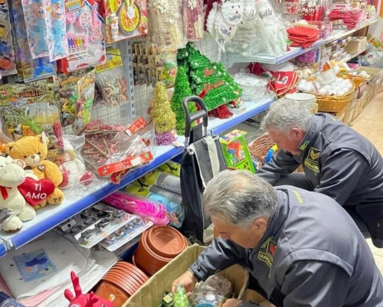 Salerno, maxi sequestro di prodotti natalizi